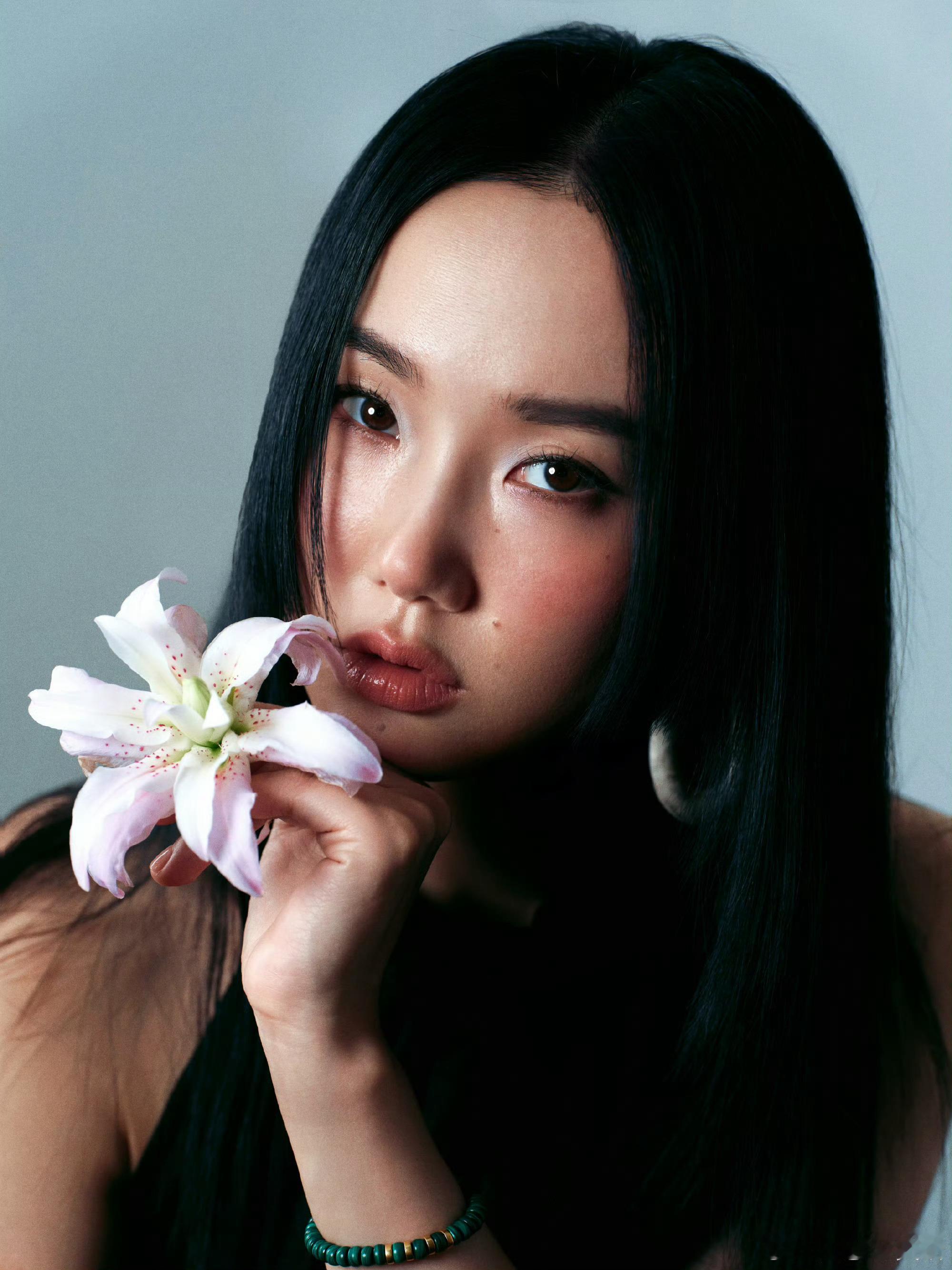 黄龄为妈妈健康出游能有多操心从药盒便签到香水小样，从健康神器提醒到手写卡片，这