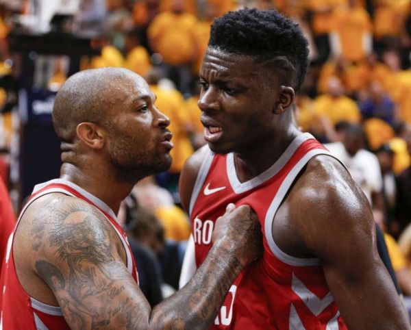 火箭队的饼皇卡佩拉，去年夏天从老鹰队转投休斯敦火箭队，当时卡佩拉以一份三年215