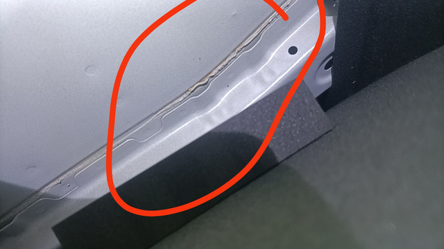 吉利帝豪生锈一年9000公里准新车吉利帝豪发现后尾箱生锈，质量堪忧啊，才一年就