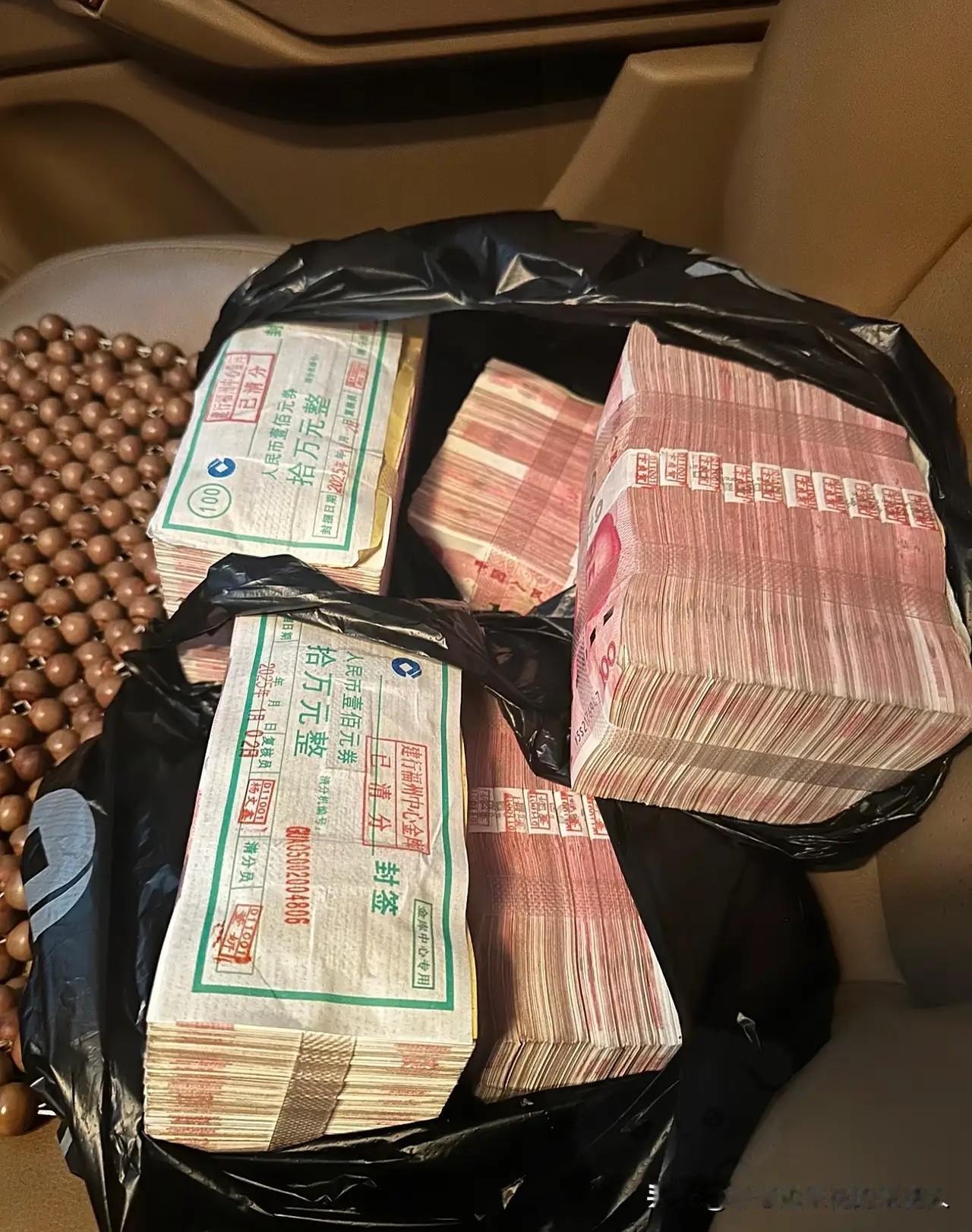 明天说啥也得去银行，把50万取出来！不是急着用钱，关键是六大银行都停售5年期大额