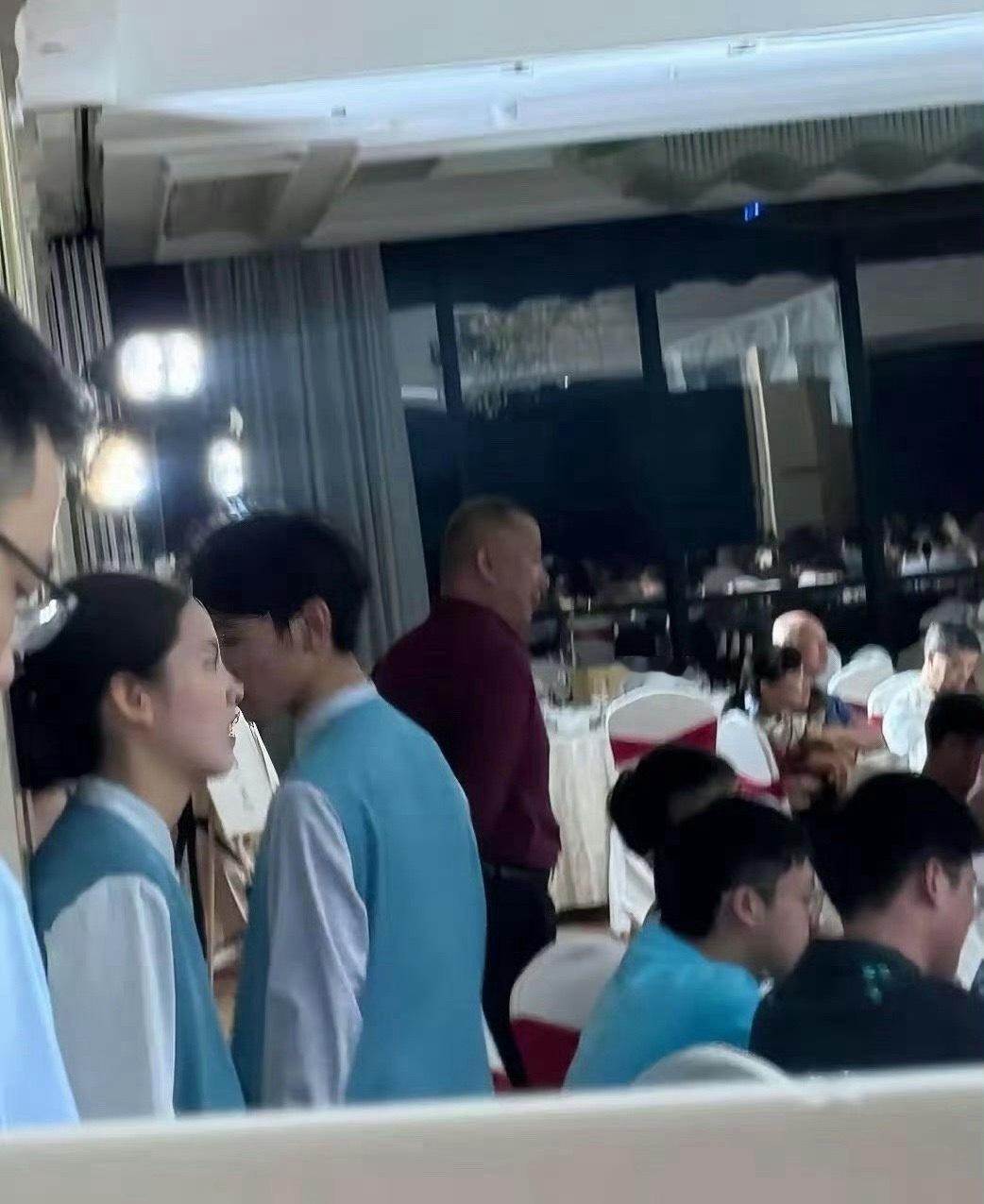 当年谁能预料到这个服务员，将来会成为一线大明星​​​