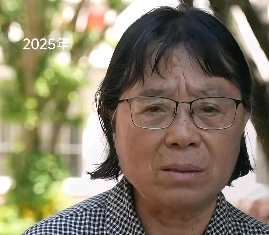 数年如一日的头型、眼镜和朴素的着衣。每次看见张校长，就不由得先去数数她手上的药贴