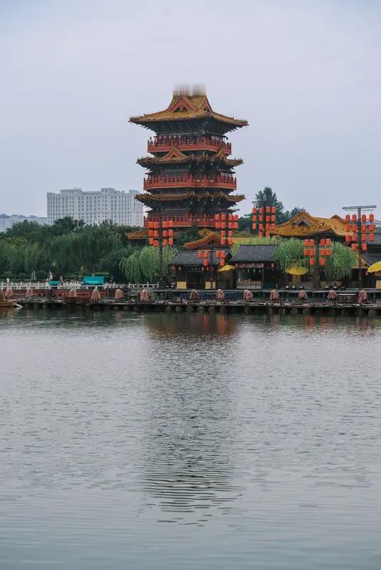 我去过最远的旅行是从中原开封到海南海口，那跨越了大半个中国。不过还有两次也印象深