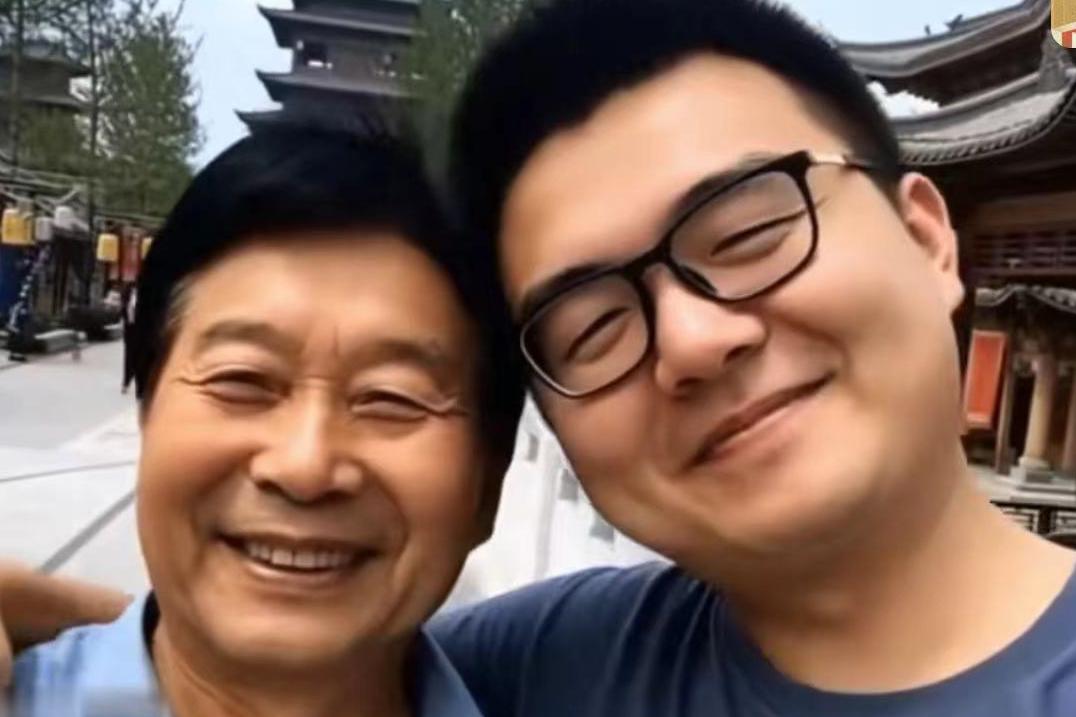 郭威跟养父真像，如果没有错换，谁也不会怀疑是养子，却跟亲生父母一点不像。老郭