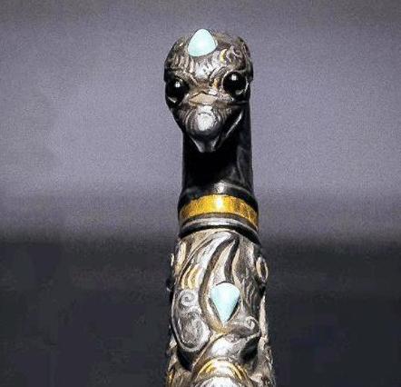 1968年，吉林一农民正挖地窖，一旁刨土的狗子，突然叼来一根奇特的黑棍子，农民捡