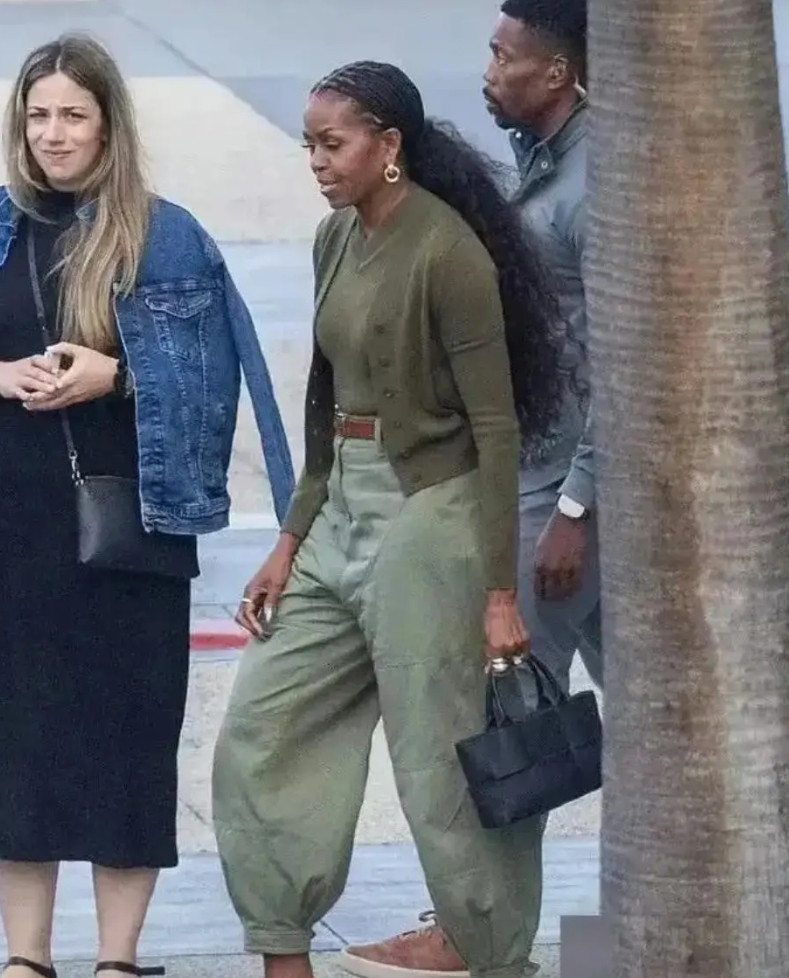 奧巴马夫人米歇尔不当总统夫人后留起了脏辫，180厘米身高的她，这肚子一点赘肉都没