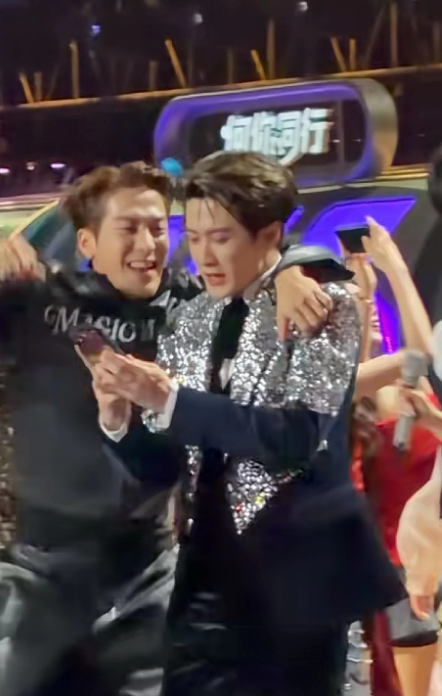 王嘉尔：新年快乐新年快乐檀健次：等一下等一下录个视频录个视频