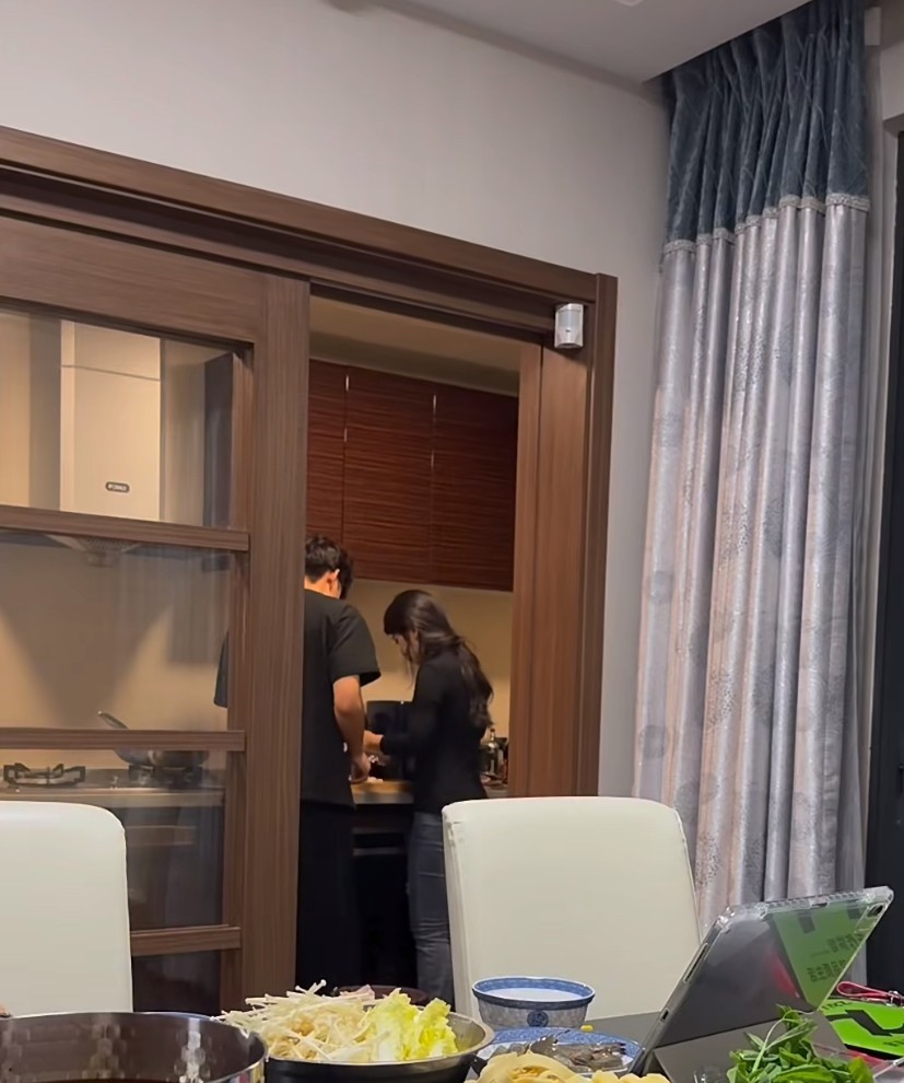 第一次去男友家，他主动下厨做饭，我就去厨房搭把手，结果回家看到他妈妈发了条朋友圈
