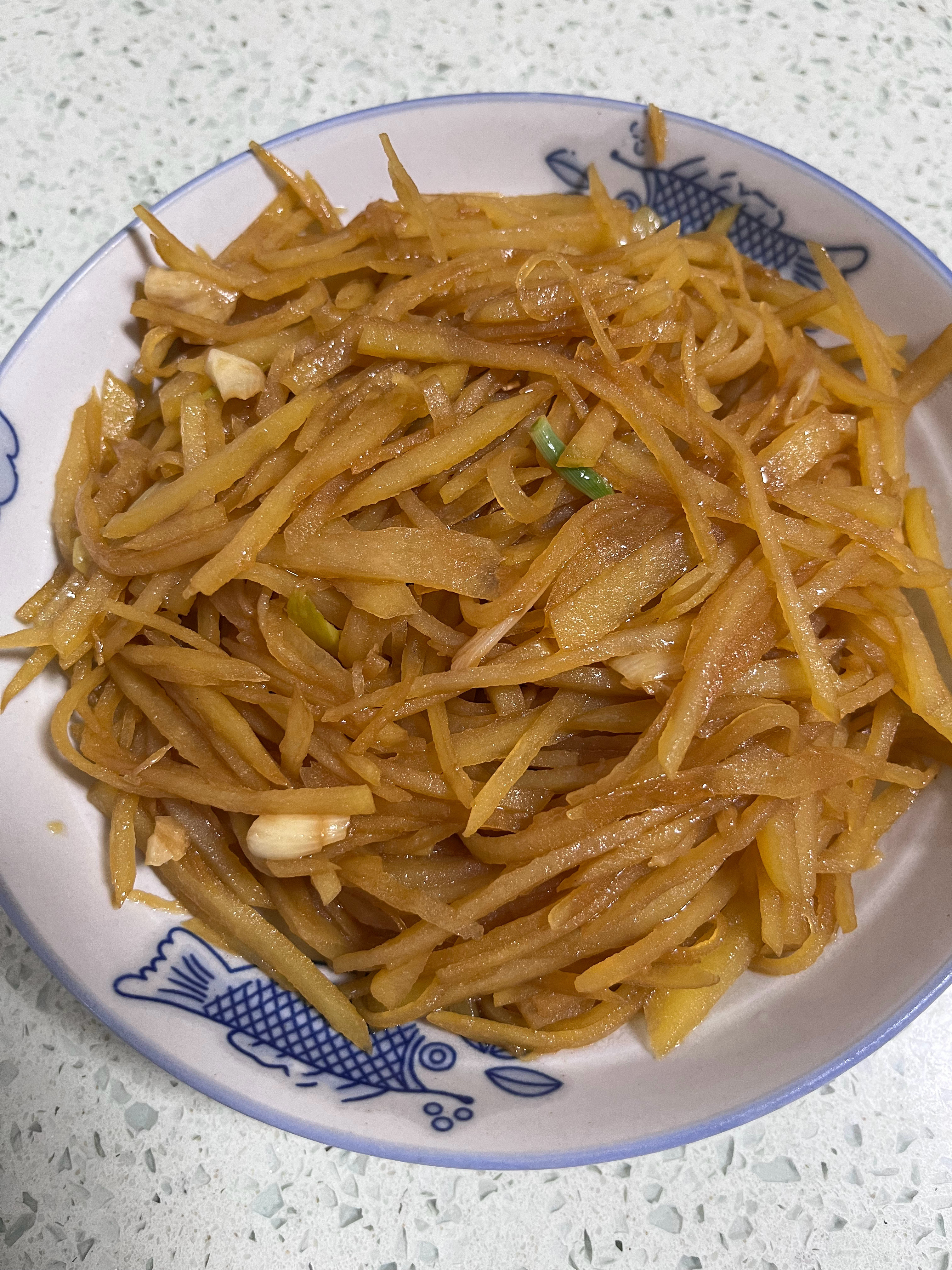 室友加班我和儿子的二人晚餐就是这么的简单，本来想整个山药霸拔丝，结果没成功，有点