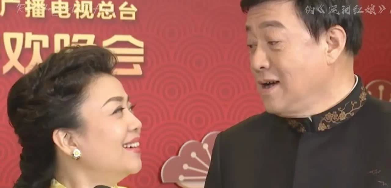 张也与吕继宏，一位珠圆玉润、气质优雅，有着国泰民安般的温婉；一位气质儒雅，歌声动
