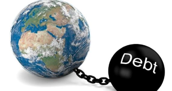 四大发达国家全陷落！全球欠债365万亿，利息比军费还多，全民都在给债主做工！