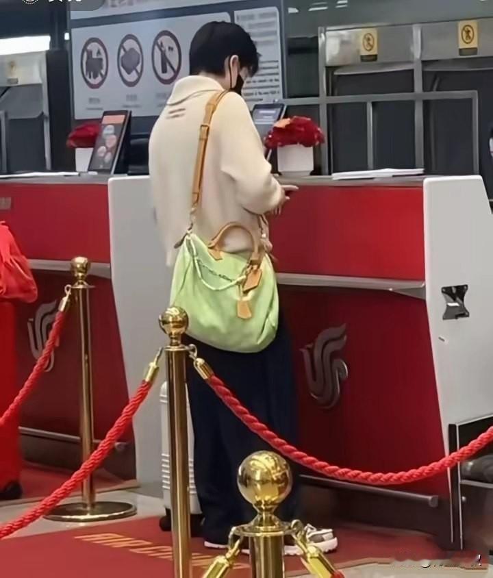 为何王楚钦每次出行，他的打扮都成为焦点？因为大头有商约，虽然每次出现都是几