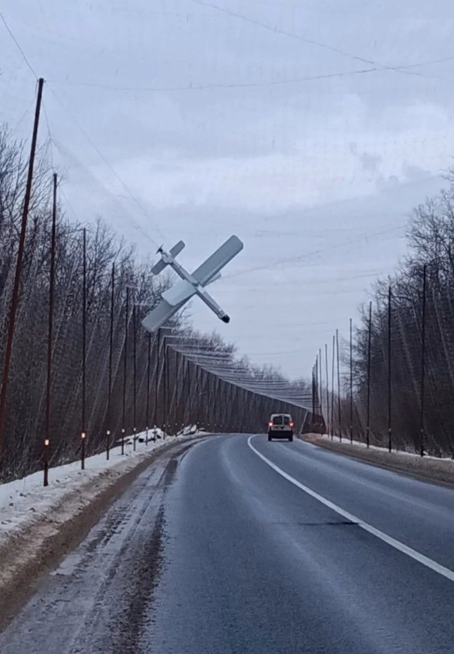 反无人机网确实有效！一架俄罗斯Zala攻击无人机被困在乌克兰前线附近的补给路线网