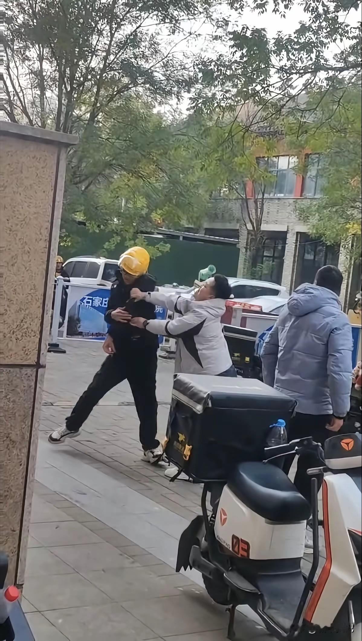 石家庄外卖小哥桶站长，看见了吗，平时不要觉的有点权利就可以嚣张，遇到狠人，你只能