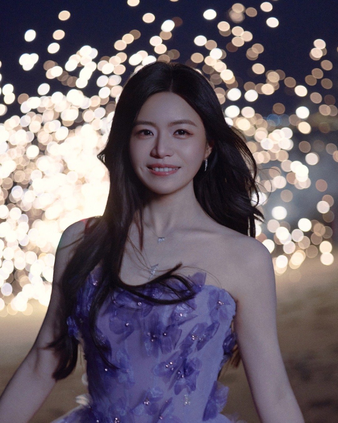 陈妍希海边烟花大片烟花易冷，但她的美有永恒的温度。陈妍希这身造型让转瞬即逝的烟