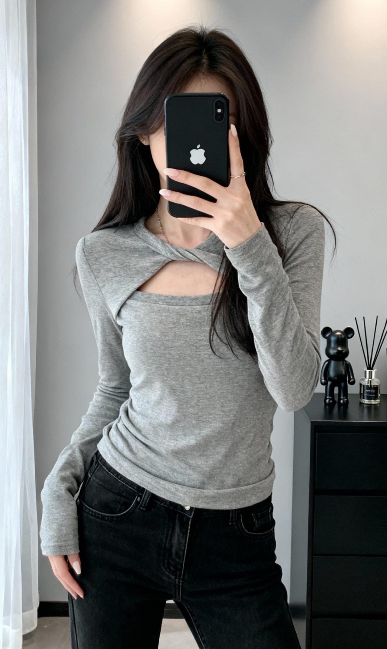 接下来你们一定会找到红色系氛围感小内搭，你看我搭在小披肩内里也热一热，现在特别的