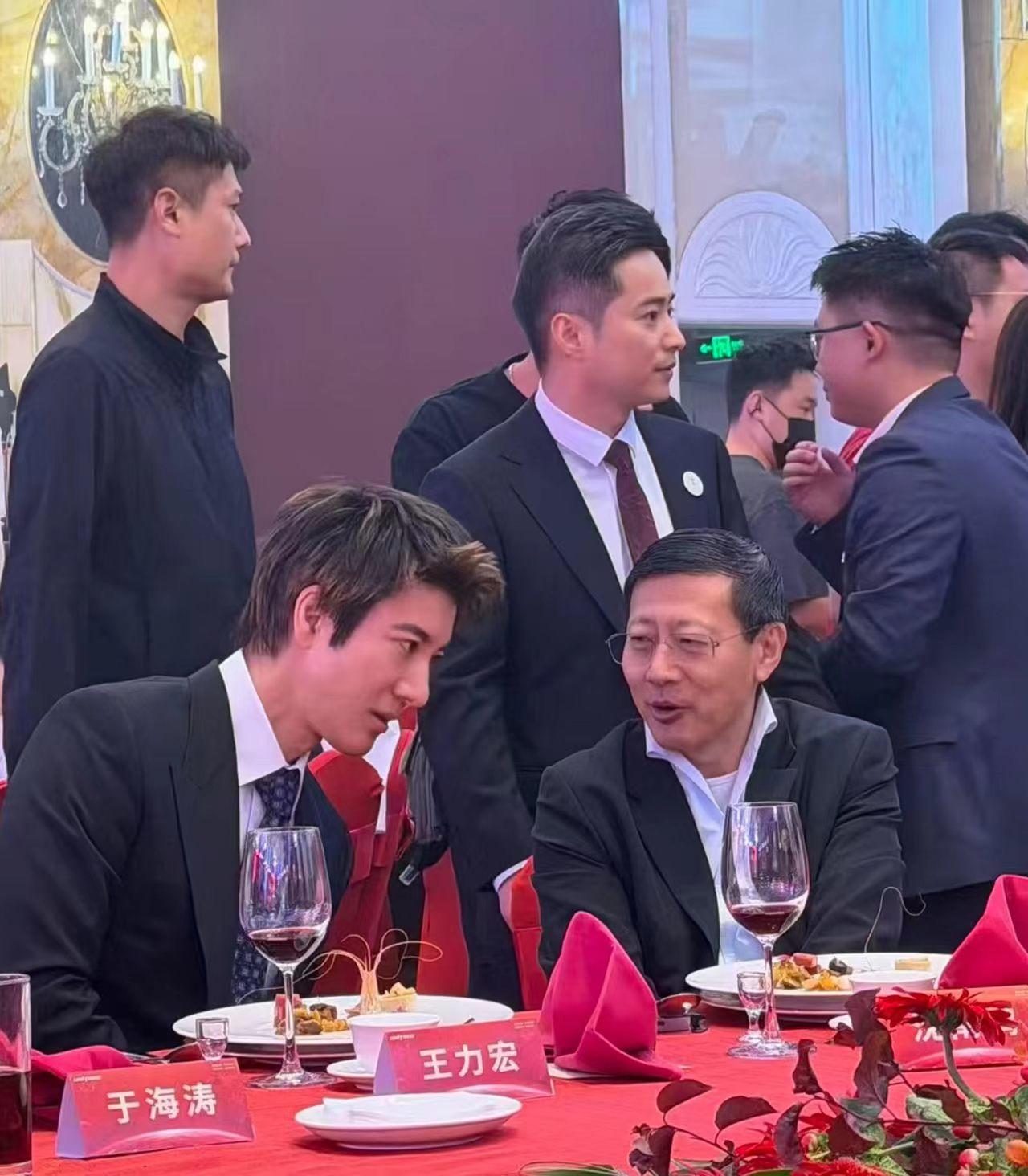 宇树上市庆功宴，沈南鹏和王力宏同桌，这顿饭的信息量比股价大8月19日，宇树科