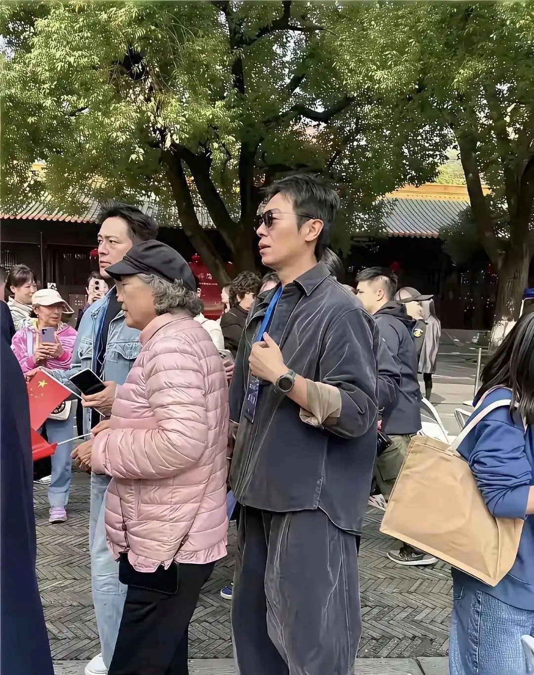 我怀疑碰见了明星，但是一时半会又喊不出他的名字，谁懂啊