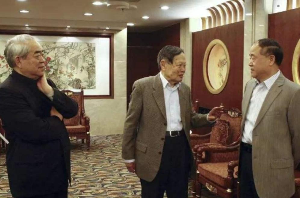 杨振宁当众挖苦莫言：虽然我们俩都获得了诺贝尔奖，但是，不同的是，你是农民的儿子，