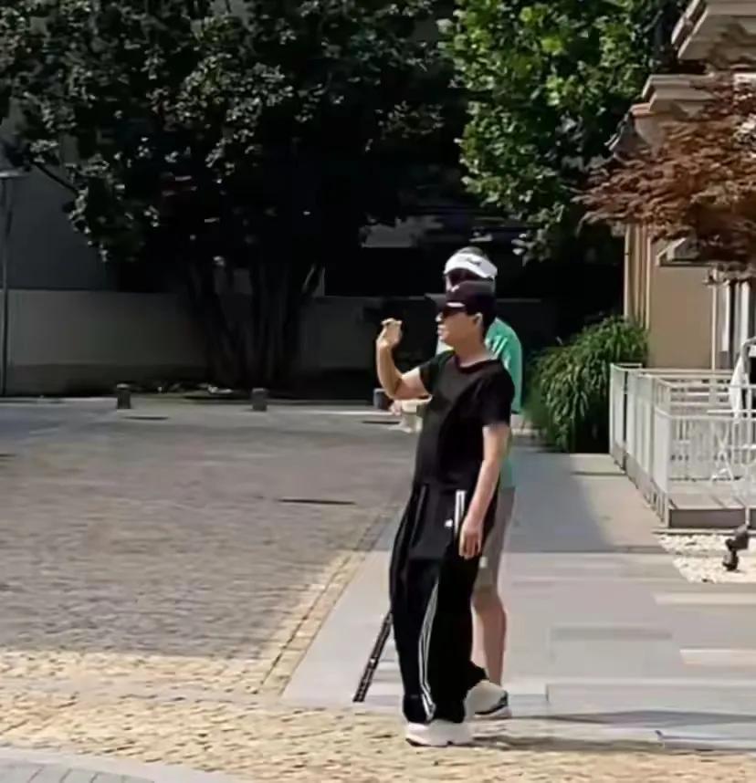 65岁的宋丹丹与赵玉吉手挽手逛街，画面温馨又恩爱，让人不禁感叹爱情的美好。当年，