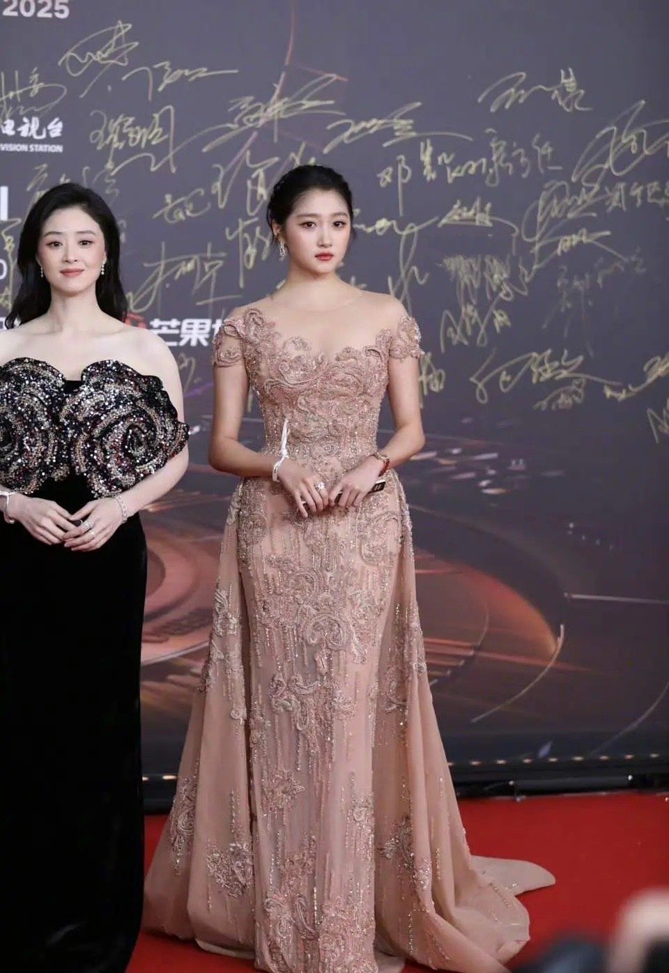 蒋欣已经是大骨架代表了，关晓彤居然比她还壮