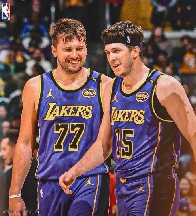 截至目前为止，联盟数据榜排名：场均得分榜第一：东契奇场均得分榜第四：小里弗斯