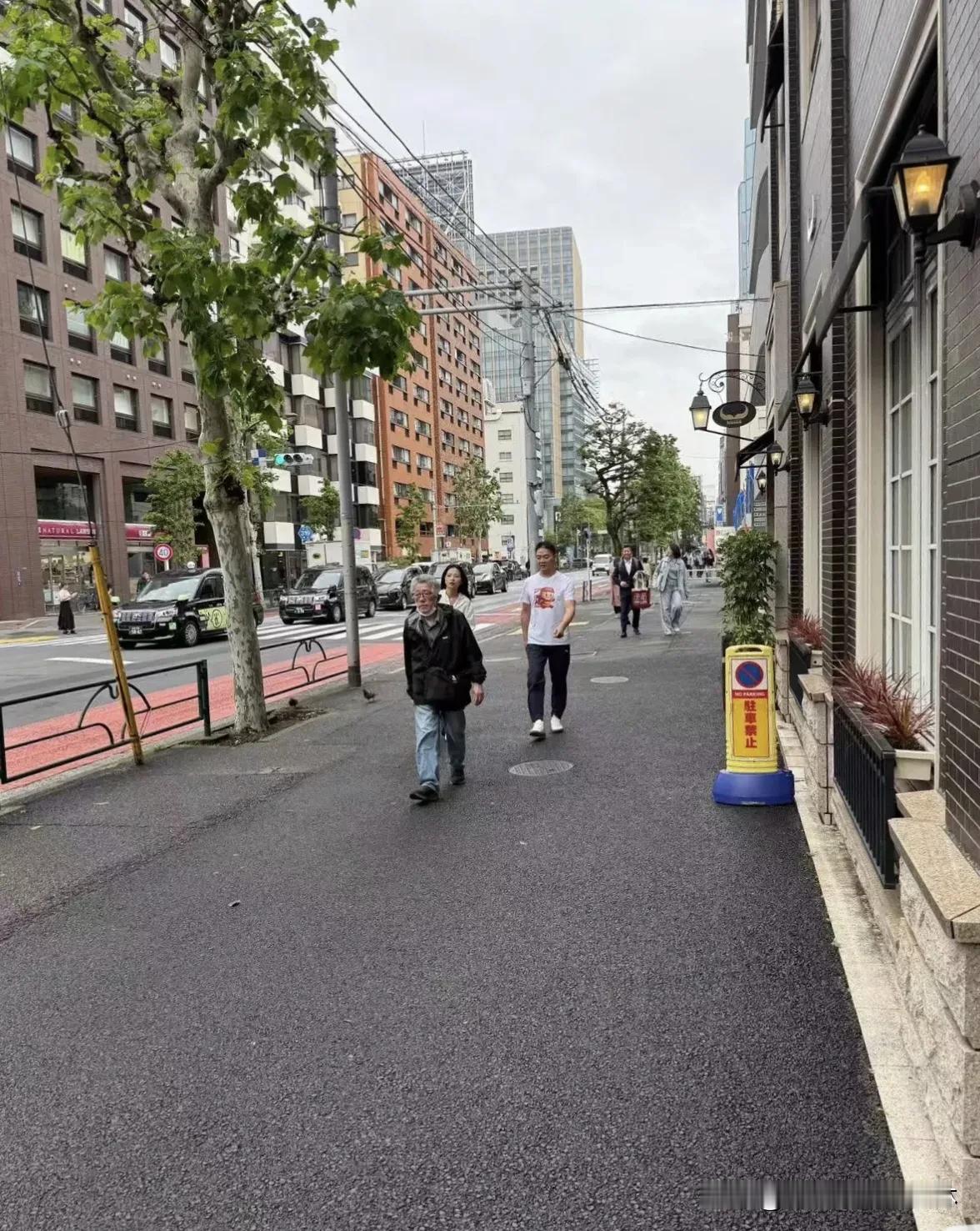 东哥还是这么接地气啊！近日，有网友在某京偶遇了刘强东，竟然穿着猪猪侠外卖推广