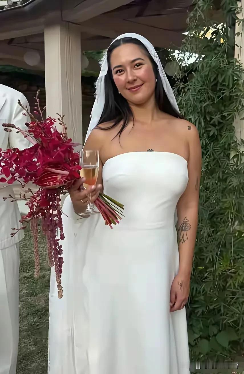 姜文这女儿和女婿怎么显得这么老气，好像比姜文年纪还大的感觉。姜一郎才31岁啊！姜