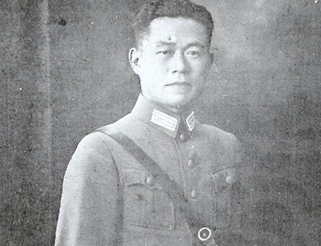 1949年，不可一世的邱清泉被击毙，据参谋长李汉萍回忆：他被击毙前就已经疯掉了，