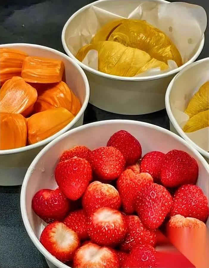 夫妻最好的状态不是搭伙吃饭是咱俩拧成一股绳，一起“揍”生活的难。楼下