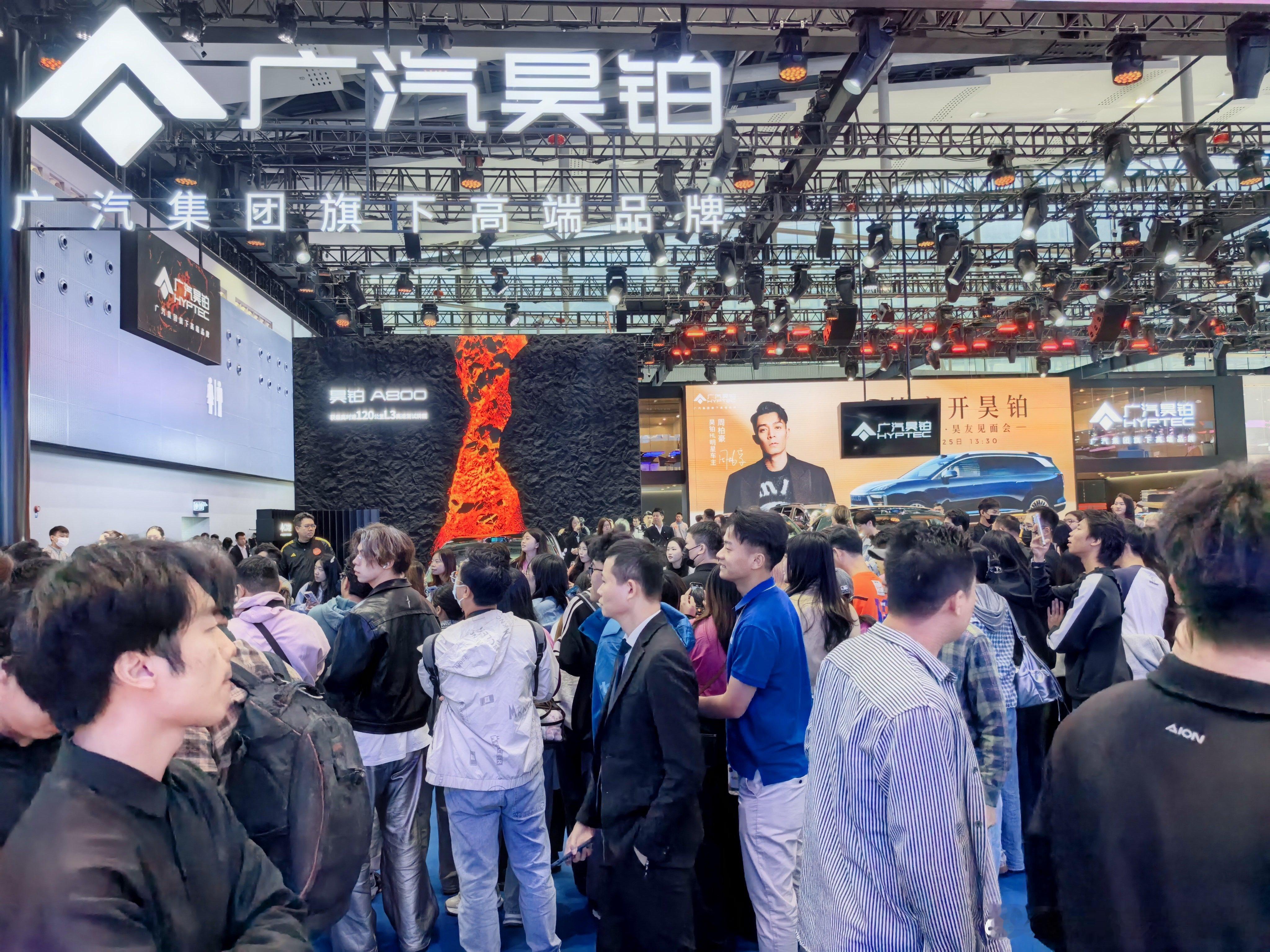 原来车展媒体日后的活动更加精彩热闹！广州车展几个展台都有密集的模特，还有流量明星