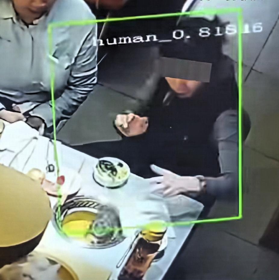 “太搞笑了”有些人，真是什么事都要赖一下别人，找点赔偿。吃个火锅手机掉里头了，也