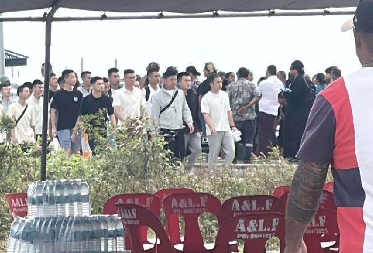 当海军便衣外出杀气腾，气质这一块藏不住，家属们，你们来看看有没有你们的孩子等他