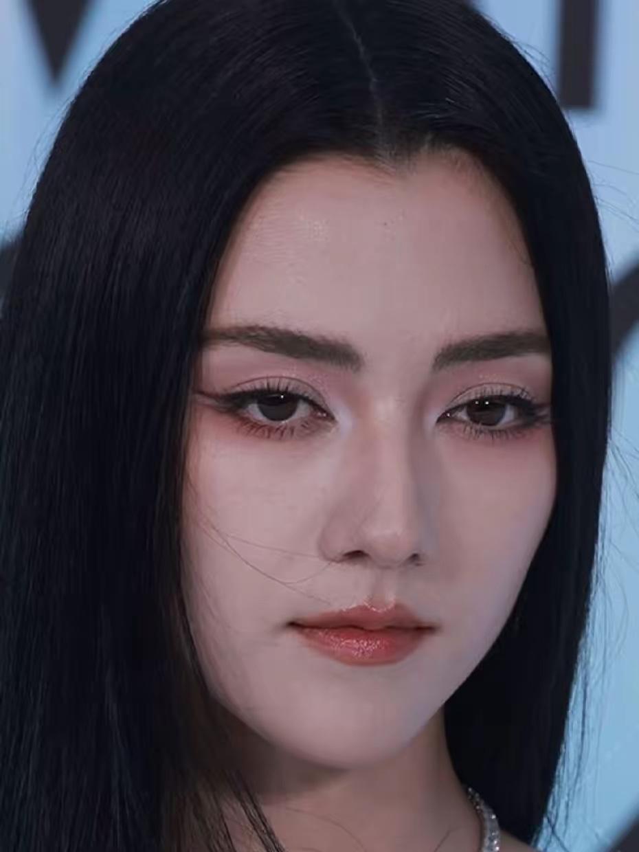 面相是骗不了人的，之前网友看娜然，看的真是太准了，他们都说这女人绝对不是一个