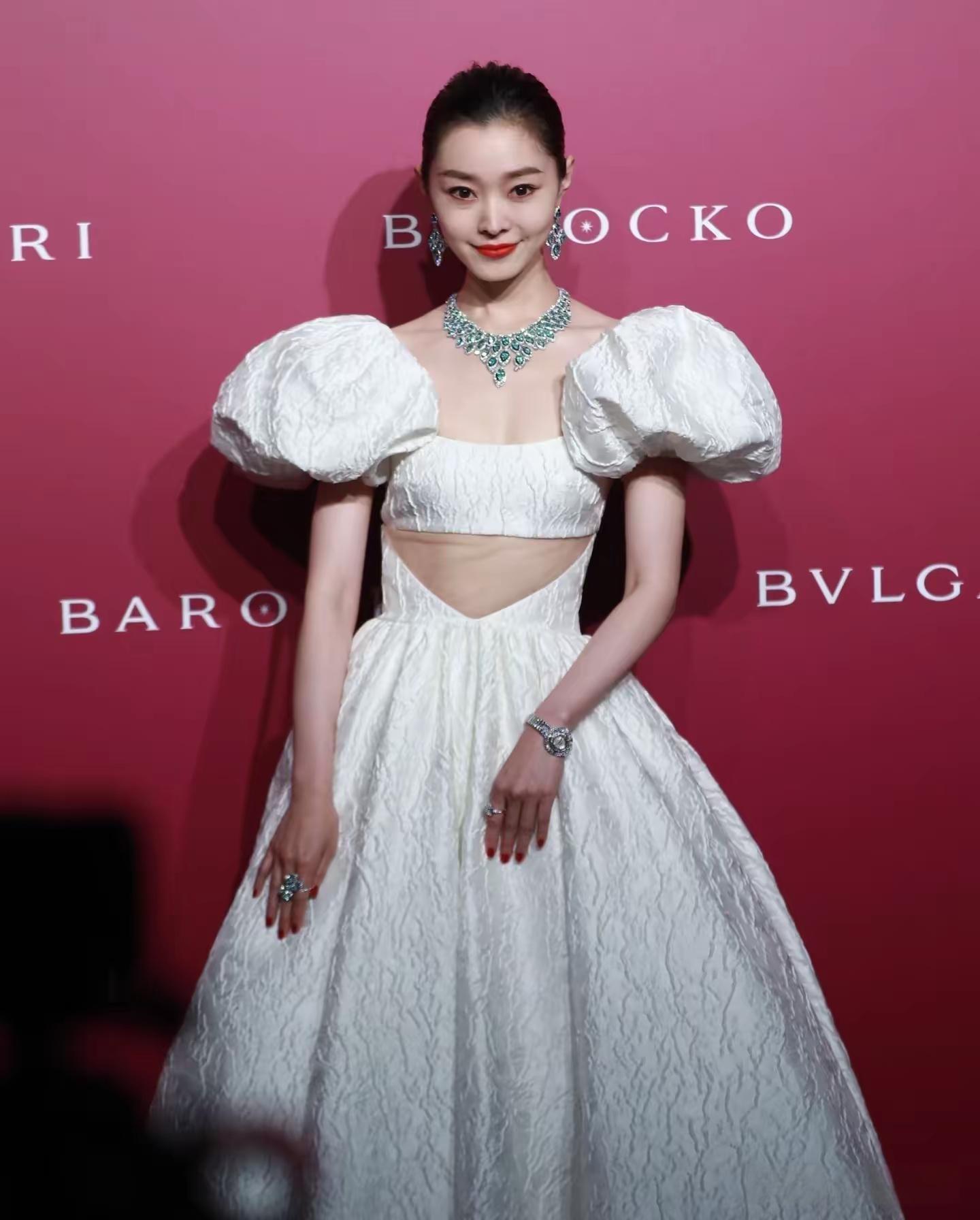 宝格丽这次找对人了，一眼就看到了宋轶身上的珠宝。刘亦菲输就输在脸太抢眼了。