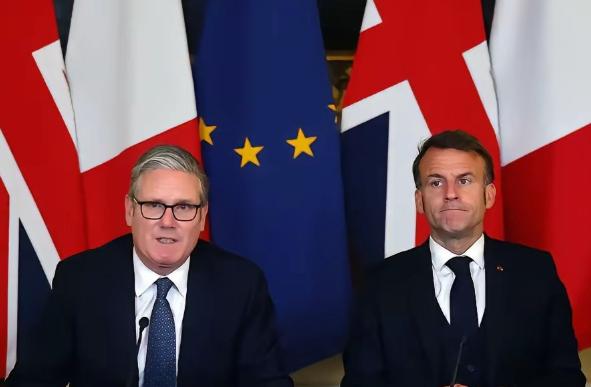 英国、法国也动手了！美国袭击委内瑞拉抓捕马杜罗后，英国首相斯塔默亲自辟谣英军没有