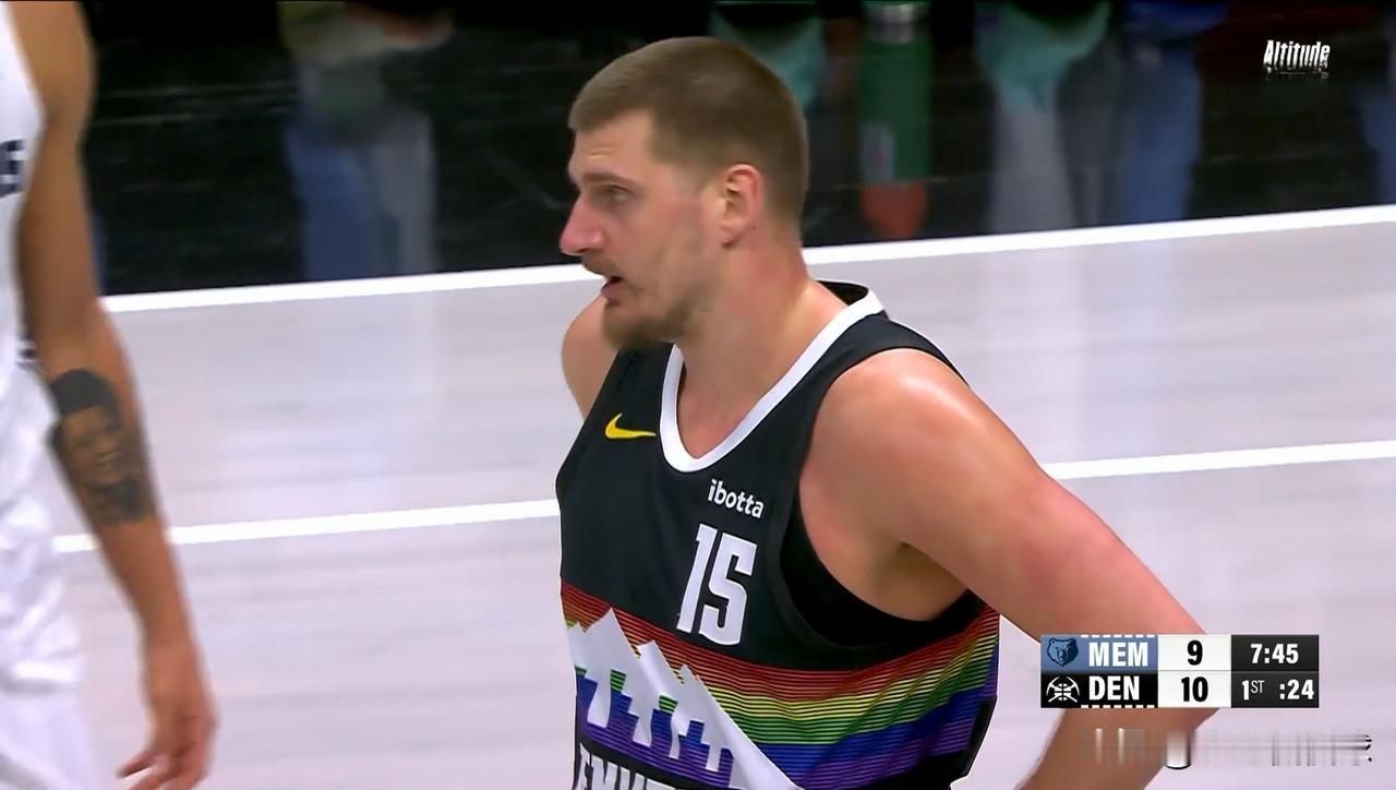 掘金巨星约基奇真是名副其实的篮球奇才！在今天掘金主场以122：116力克灰熊的比