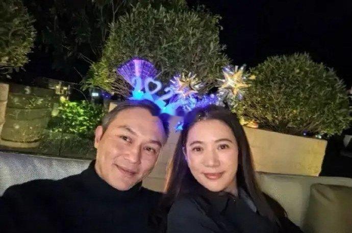 张智霖和袁咏仪两个“骗子”日常照老气横秋但参加活动就肉眼可见年轻了二十岁​​​