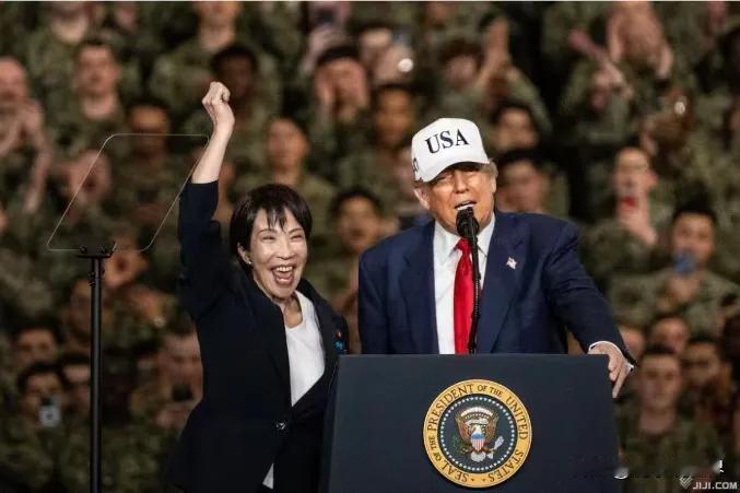 从一开始,特朗普和高市的互动就让外界产生了猜疑,在欢迎仪式上,当两人走下检阅台时