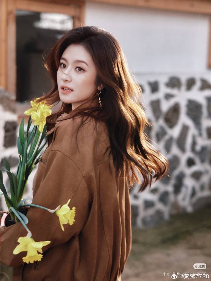 李兰迪昨日品牌直播上班路透，哇塞！惊我一艳！！