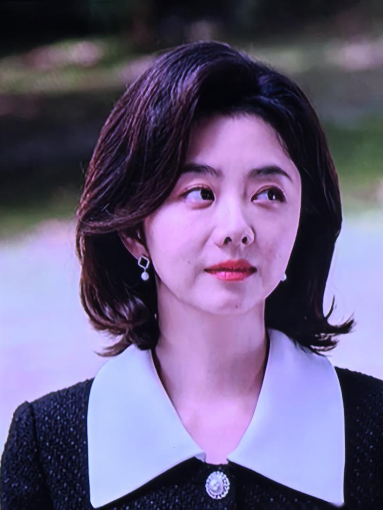 《我的山与海》结局把观众气得够呛。女主功成名就，转头和抛弃她的生父一家大团