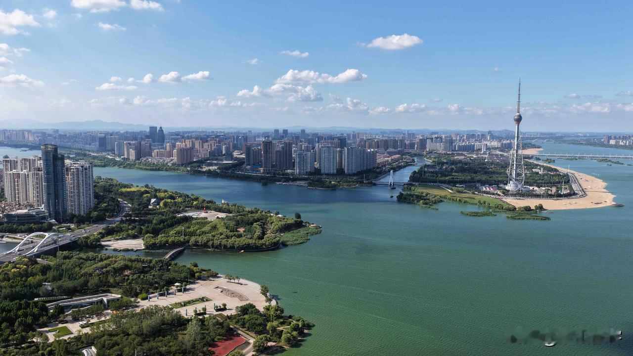 临沂，这座鲁东南地区的中心城市，正经历着令人惊叹的城市建设蜕变。道路桥梁建设全面