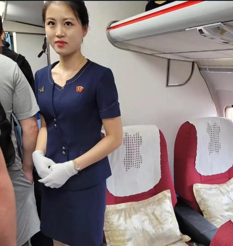 少见！朝鲜高丽航空空乘，简约制服自带沉静气质，一眼难忘。