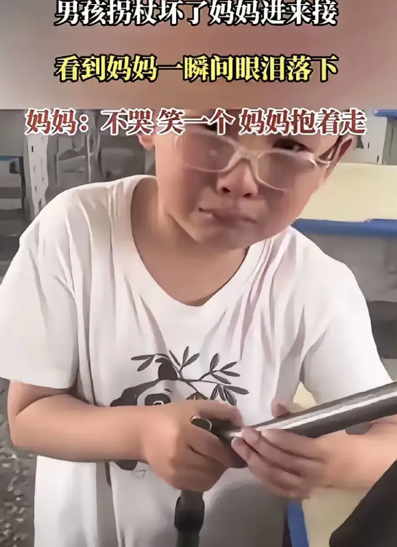有孩子的人，看见这张图片真的很难不动容!看孩子看见母亲哭的这么伤心，就能体会到孩