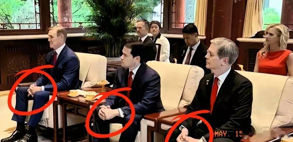 二郎腿也不翘了，坐的板板正正，都说美国代表团出访别国总是一副傲慢姿态，架子摆得十