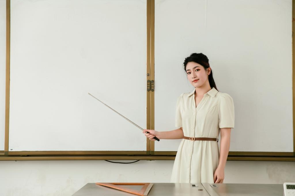 很多人觉得老百姓是反对老师拿高薪，其实根本不是，大家认可教师这份职业辛苦，教书育