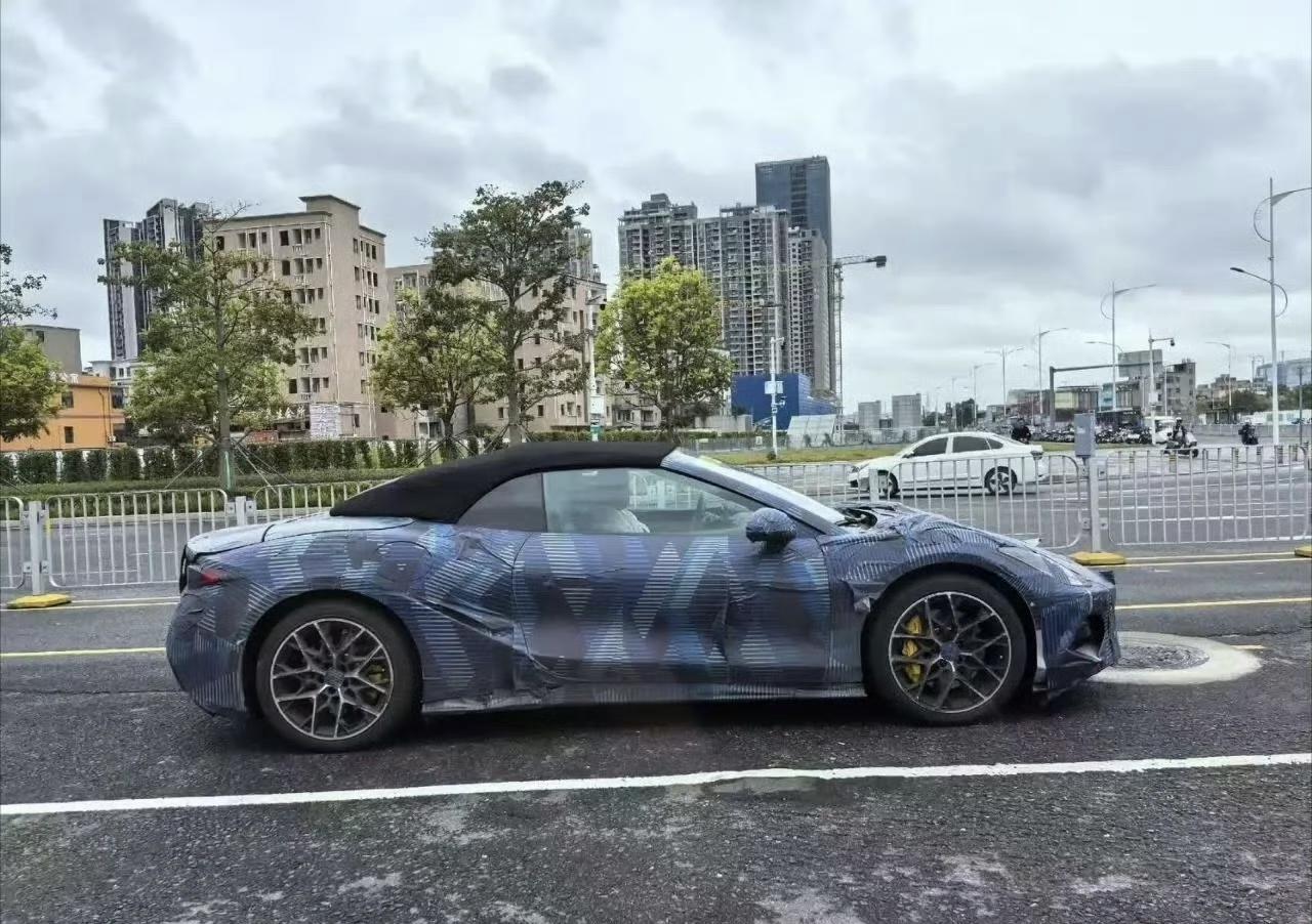 刚看到疑似“腾势Z敞篷版”跑车路试谍照，这造型太吸睛了。它延续概念车设计语言