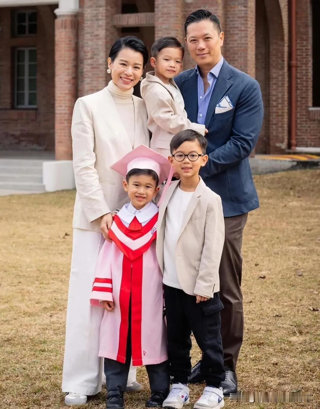 说实话胡杏儿的颜值一般，但她各方面全能，气质最佳，人格魅力大，越来越耐看了。