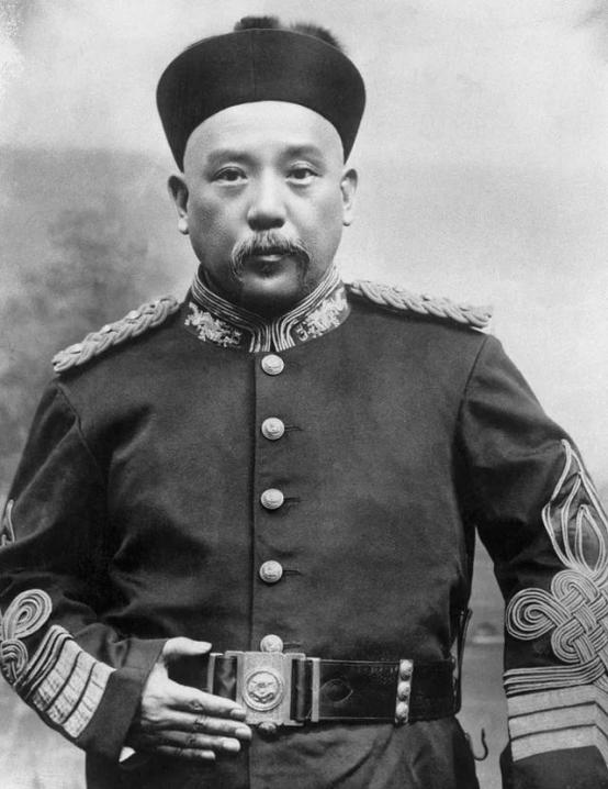 据袁世凯贴身侍卫陶树德回忆：袁世凯每天5点起床后，先喝鸡汤、牛肉汤开胃；7点左右