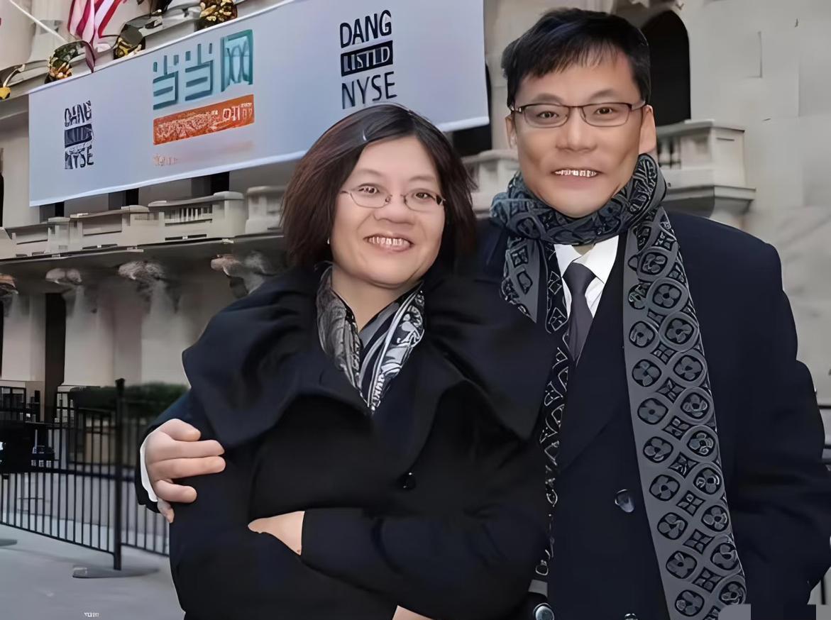 李国庆再婚李成青这孩子，这些年夹在爹妈中间估计没少闹心，爸妈吵得人尽皆知，他这